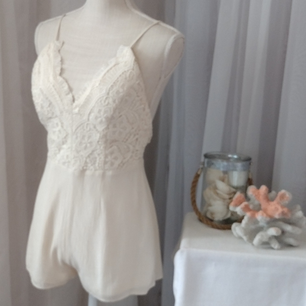 Forever 21 Romper With Lace Top. Size S - Picture 4 of 11